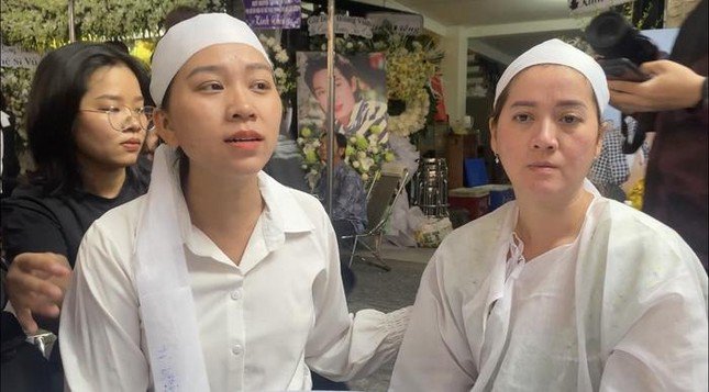Hồng Phượng (trái) và Hồng Loan tại đám tang của NSƯT Vũ Linh.