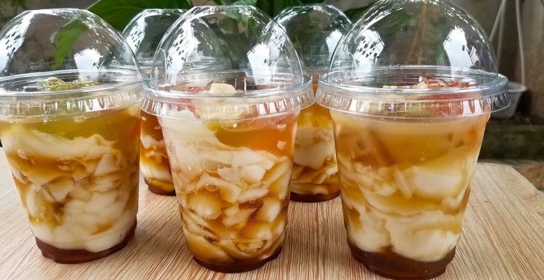 Với tào phớ mua ở quán cần lưu ý vấn đề an toàn thực phẩm và lượng đường được cho vào. (Ảnh minh họa)