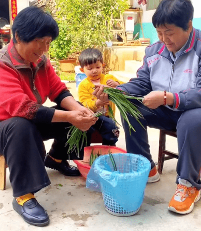 Bà lão U70 bị 2 con lớn từ mặt vì có thai tự nhiên, sau 3 năm làm mẹ thì điều lo sợ nhất đã đến - 11