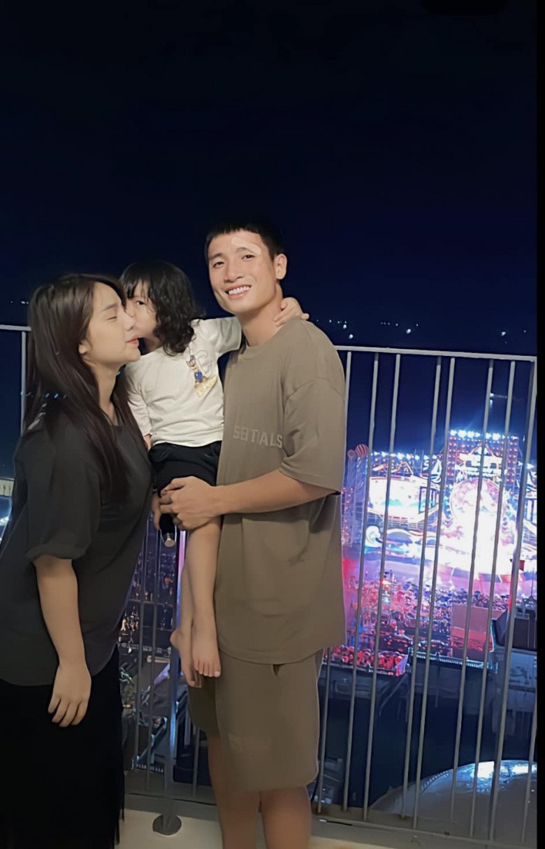 Bùi Tiến Dũng đăng ảnh mùi mẫn bên vợ con, khẳng định gia đình đang rất hạnh phúc nhưng vết dán băng cá nhân trên trán gây chú ý.