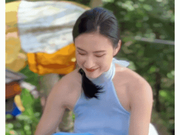 Angela Phương Trinh thích diện áo yếm khoe body chuẩn học trò Phạm Văn Mách nhưng lộ điểm gây hiểu nhầm