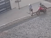 Clip Eva - Clip: Sàm sỡ cô gái, nam thanh niên đi xe máy nhận ngay kết đắng