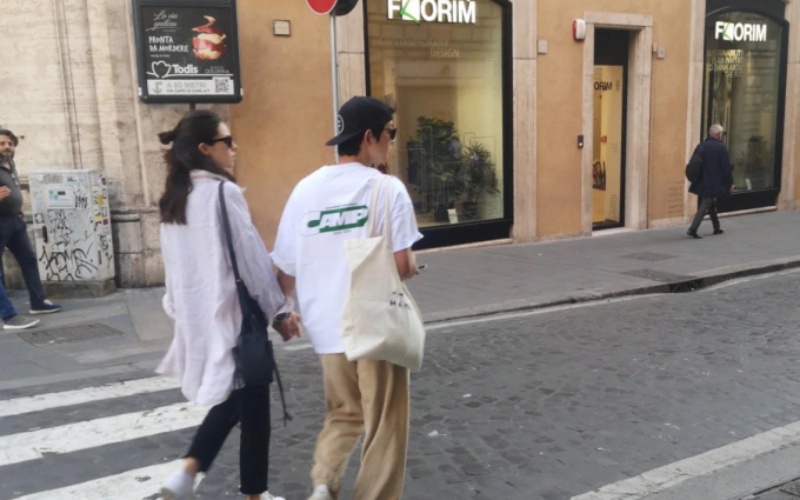 Mới dây, một người qua đường vừa bất ngờ gặp Song Joong Ki cùng bà xã khi cả hai mua sắm tại Rome. Cả hai diện trang phục đơn giản, nắm tay nhau đi dạo.
