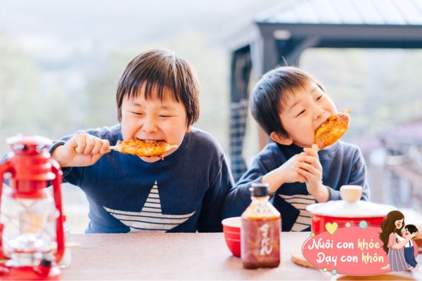 Trẻ ăn quá nhiều thịt, đồ ăn vặt mà ít ăn rau xanh là nguyên nhân gây các bệnh về dạ dày.