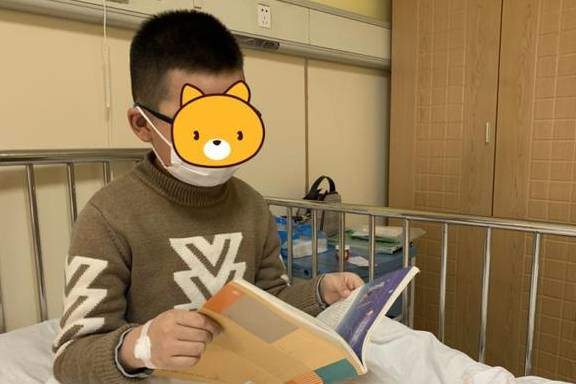 Tiểu Việt nhập viện trong đêm sau khi phát hiện phần dưới chảy rất nhiều máu (Nguồn: Sohu).