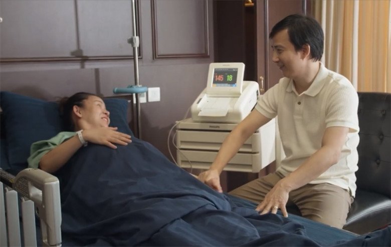 Suốt hành trình bầu bí, vượt cạn, ở cữ, diễn viên Diễm Hương luôn giữ được thần sắc tươi tắn, nở nụ cười hạnh phúc trên môi.