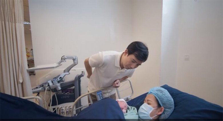 Ông xã luôn đồng hành cùng vợ trong hành trình mang thai và sinh con. 