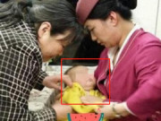 Yêu con - Thấy người mẹ pha sữa bột cho con đang ngủ say trên tàu, người đàn ông lập tức báo cảnh sát