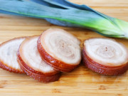 Bếp Eva - Ba chỉ đem kho hoặc luộc mãi cũng chán, thả vào nồi làm ngay điều này, cả nhà khen ngon