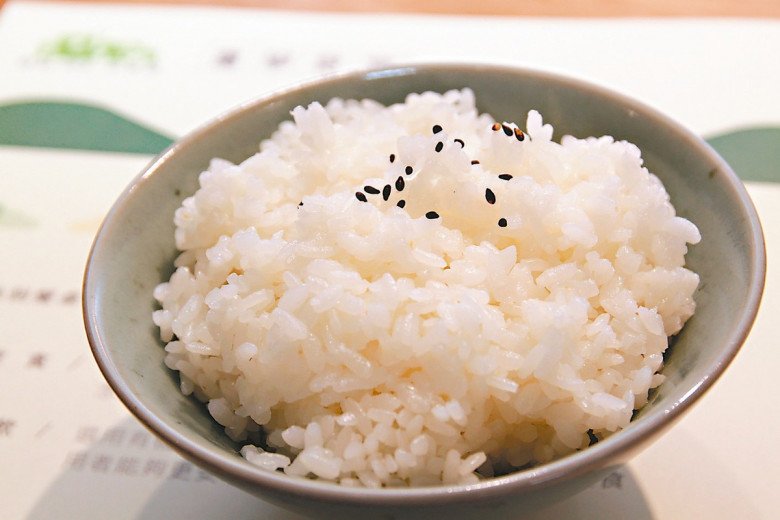 Cơm nấu chín để nguội sẽ có tinh bột kháng giúp no lâu hơn, tránh được việc ăn nhiều nên rất tốt cho người muốn giảm cân. (Ảnh minh họa)