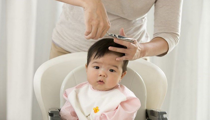 Tóc máu của bé cũng như tóc thường sau trưởng thành không có cùng tốc độ tăng trưởng. Việc cắt tóc máu cho trẻ chỉ mang lại cảm giác là mái tóc mọc đều hơn chứ không phải là kích thích tóc mọc dài và nhiều hơn.

