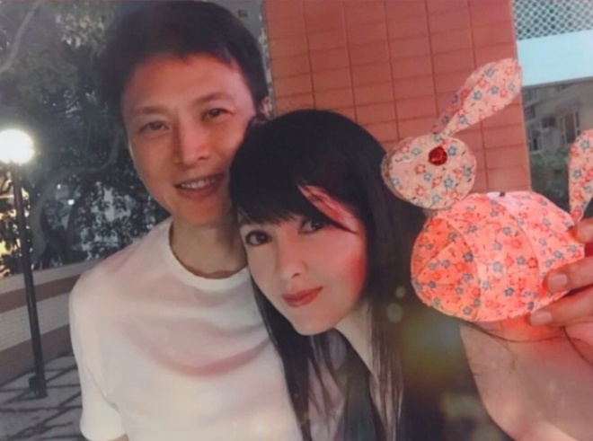 Dù Nghê Chấn lăng nhăng, Châu Huệ Mẫn vẫn bỏ qua cho anh.