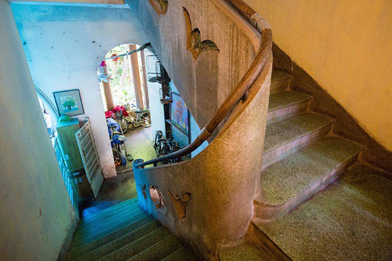 Cầu thang lên các phòng của ngôi nhà được chế tác bằng bàn tay tài hoa của các nghệ nhân chuyên xây dựng các biệt thự cổ, có chiều rộng 1m, các bậc cách nhau 20 phân.
