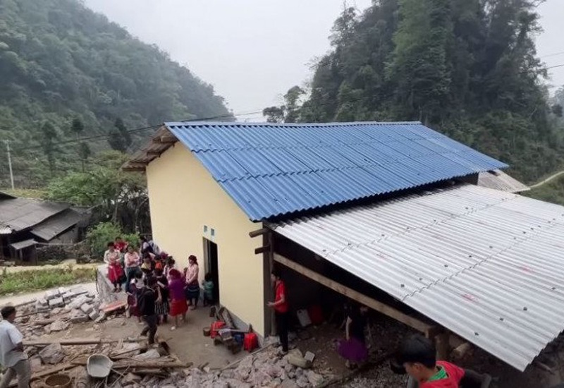 Do đó chàng trai trẻ quyết định ở nhà làm nương rẫy cùng vợ, sửa sang mái nhà cho đỡ nắng mưua rồi tính tiếp chuyện xuống dưới xuôi hay không. May mắn họ được mạnh thường quân giúp đỡ xây dựng một ngôi nhà khang trang trên mảnh đất nhỏ.
