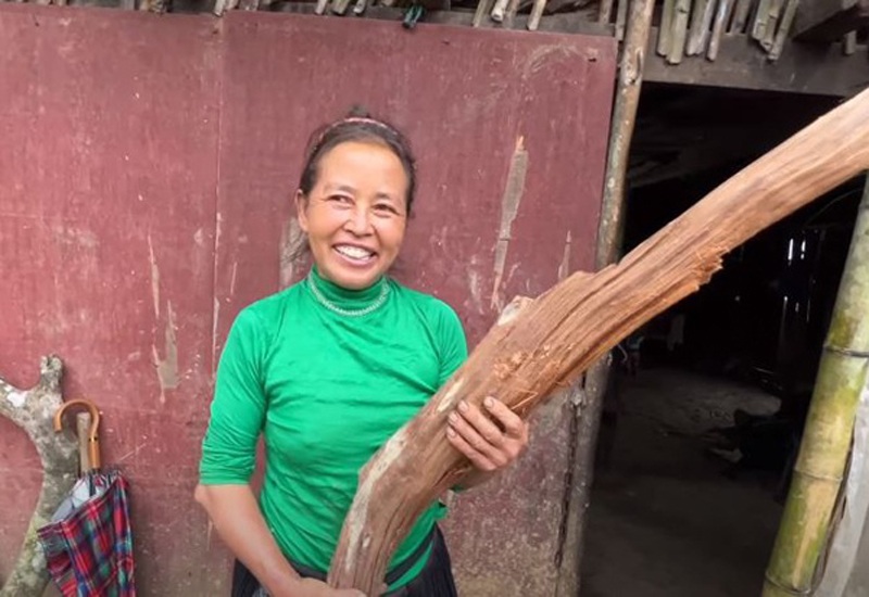 Chung sống được một thời gian ngắn, Mí Sình lại khăn gói sang Trung Quốc làm ăn kiếm chút tiền dắt lưng phòng khi vợ ốm đau bệnh tật. Sau đó một năm anh về quê rồi quyết định xuống Hà Nội làm bốc vác song Tết Nguyên đán vừa qua đã bị chủ thầu quỵt lương.
