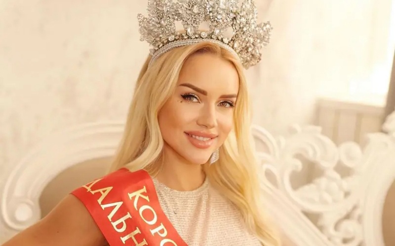 Trước đó, Natalya Oskar đã vượt qua 82 thí sinh để đăng quang Hoa hậu Quý bà Nga hôm 6/6. Cô bị nhiều người nhận xét vóc dáng thấp bé, đôi môi dày, gương mặt nhiều nếp nhăn, thô cứng.

