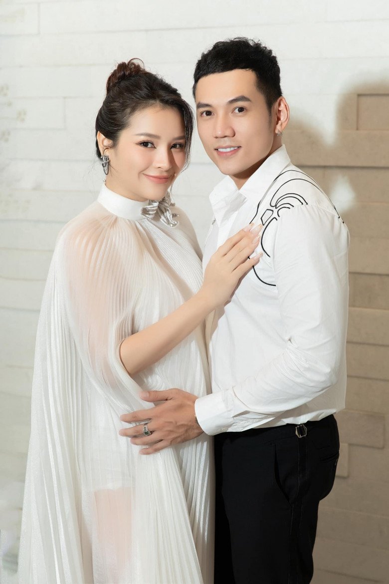 Phương Trinh Jolie cùng ông xã Lý Bình xuất hiện tại một sự kiện khiến nhiều người không khỏi trầm trồ nhan sắc của mẹ bầu những ngày cuối thai kỳ.