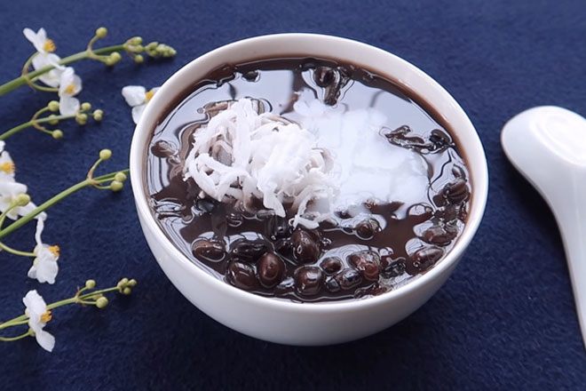 Thói quen cho thêm đường khi nấu nước đậu đen vô tình có thể gây hại cho sức khỏe. (Ảnh minh họa)