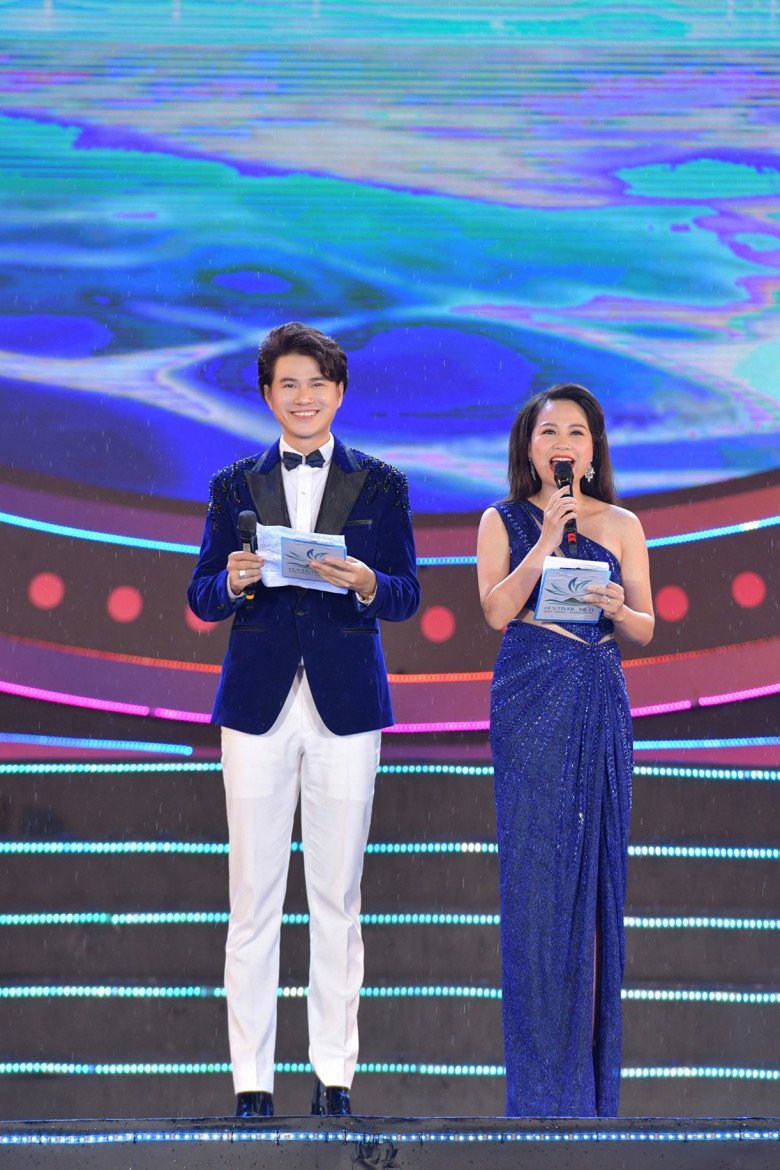 Vũ Mạnh Cường nói lời cảm ơn khán giả tại festival.