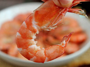 Bếp Eva - Luộc tôm mãi giờ mới biết, muốn tôm lên màu đỏ đẹp lại ngọt thơm phải cho ngay mấy thứ này!