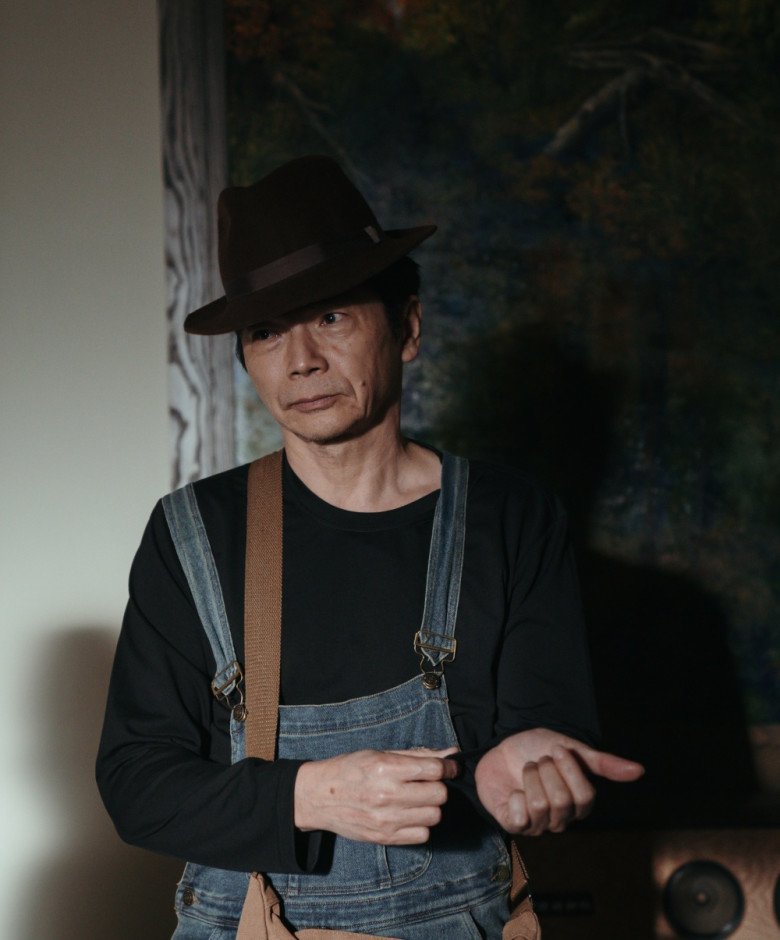 Tạo hình hoàn toàn mới lạ của NSND Trung Anh gây ấn tượng sâu sắc.