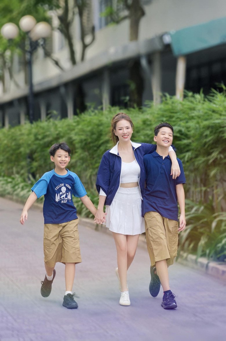 Đan Lê có 2 cậu con trai là Khải Minh và Khải Nguyên. Không chỉ điển trai, thông minh, các cậu bé còn rất ngọt ngào.