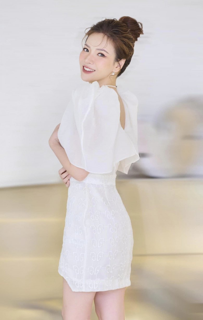 Vợ đạo diễn Nguyễn Khải Anh cho hay: Ảnh chỉ mang tính chất minh hoạ vì bộ con tôi khen là áo phông quần short tôi mặc ở nhà, mà tôi thì không có ảnh đấy ạ.