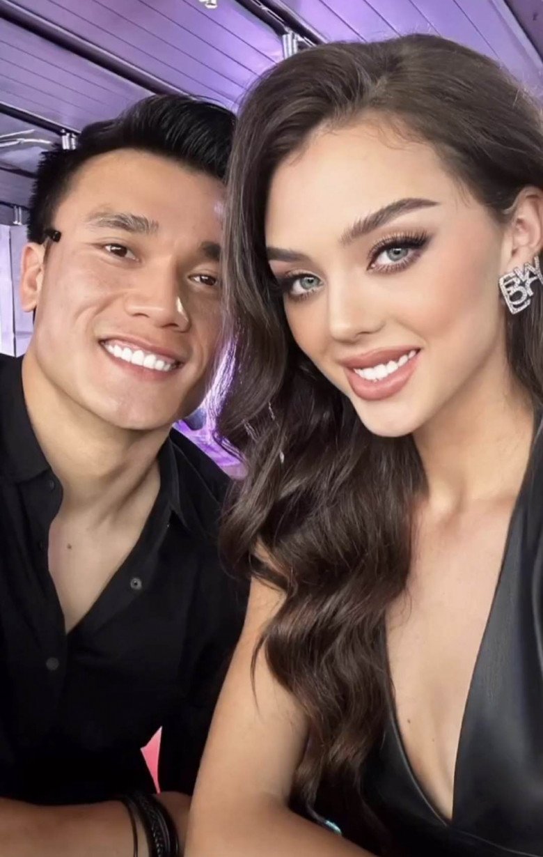 Thủ môn Bùi Tiến Dũng và vợ Tây vừa cùng dự sự kiện vào tối 8/6.