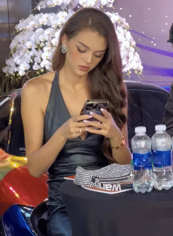 Nàng mẫu người Ukraine nhanh chóng thu hút ống kính truyền thông.