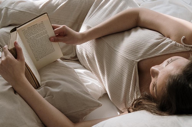Một cuốn sách: Ngay cả việc đọc sách trên giường cũng có thể ảnh hưởng đến giấc ngủ. Tham gia bất kỳ hoạt động nào trước khi đi ngủ đòi hỏi sự tập trung (xem TV, kiểm tra điện thoại di động, đọc sách) có thể khiến bạn ngủ không ngon giấc.
