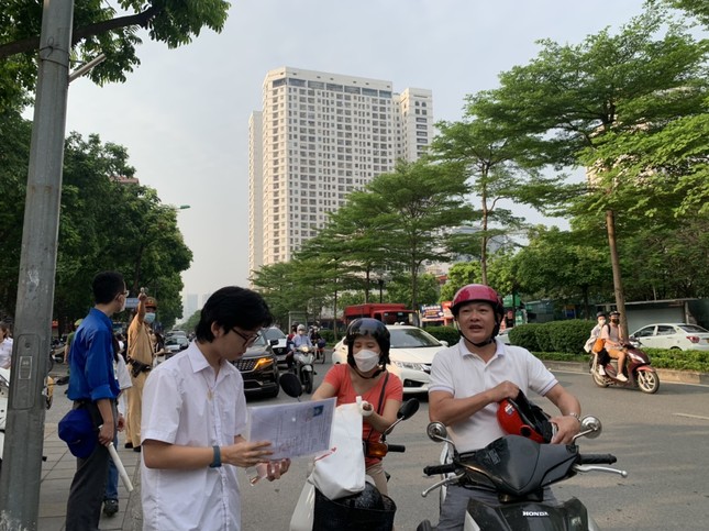 Nhiều phụ huynh khi con đã chạy vào trường thi vẫn gắng với theo chúc con thi tốt