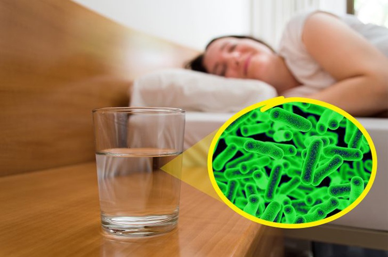Vì vậy, bạn nên đặt một cốc nước đun sôi có nắp cạnh giường để tránh vi khuẩn, bụi bẩn xâm nhập, đồng thời bổ sung nước kịp thời khi khát nước. Tất nhiên, bạn không nên uống quá nhiều nước vào ban đêm, tránh ảnh hưởng giấc ngủ.
