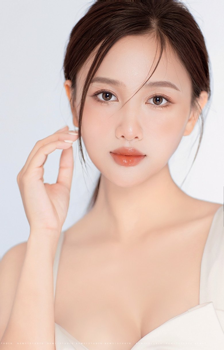 Cô từng được giao vai nữ chính trong nhiều MV nổi tiếng như: Ai chung tình được mãi, Sai cách yêu, Khắc cốt ghi tâm, Rời xa em...