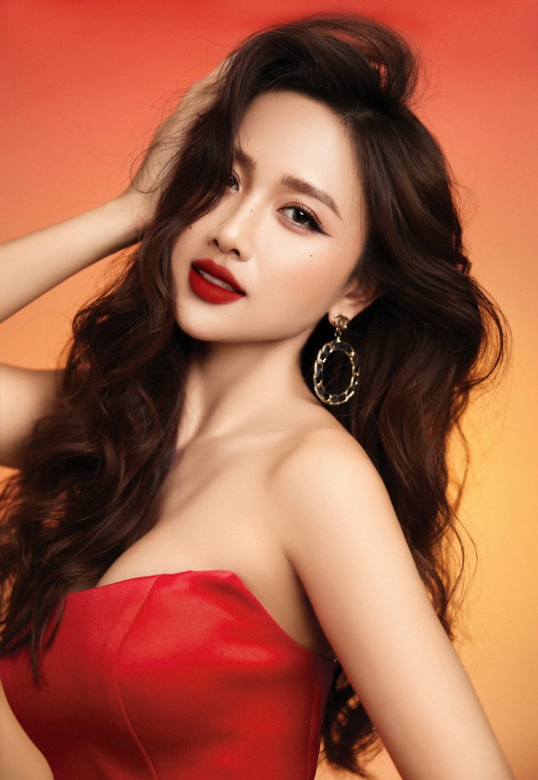 Thu Hương được nhận xét có nhan sắc xinh đẹp, nụ cười ngọt ngào.