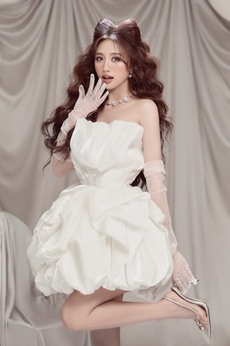 Đây là lần thứ 2 người đẹp hợp tác cùng giọng ca Sai cách yêu.