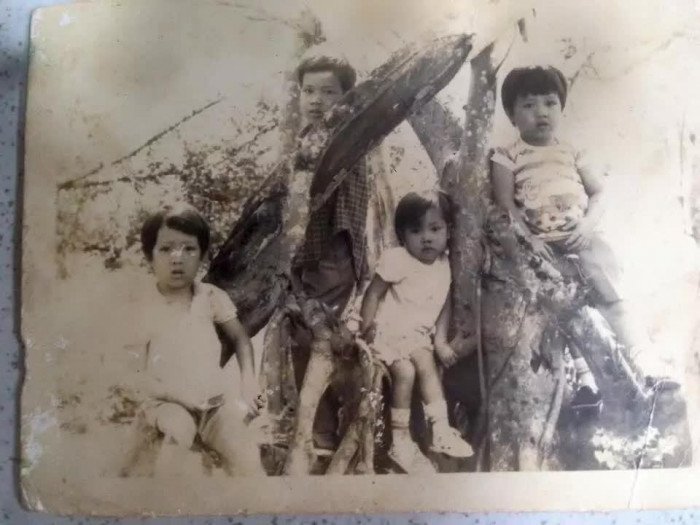Mẹ Trường Giang và các anh chị em của anh hồi nhỏ.