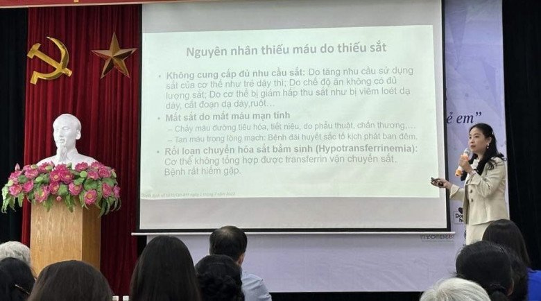 TS.BS Phan Bích Nga - Trưởng khoa khám tư vấn dinh dưỡng trẻ em – Viện Dinh dưỡng quốc gia chia sẻ tại hội thảo.