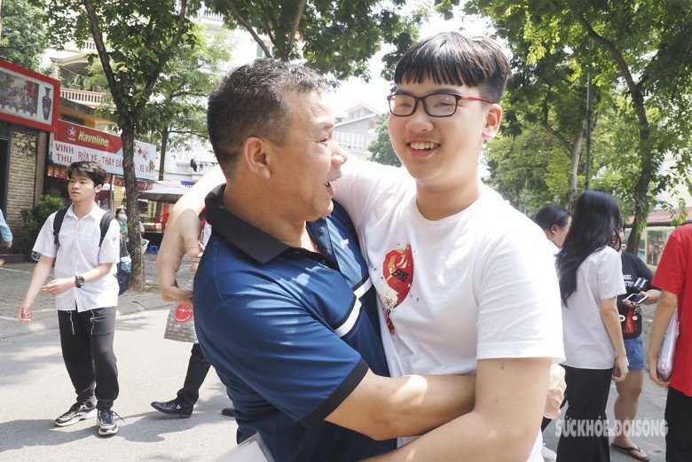 Xúc động câu chuyện của người mẹ vượt hơn 10.000 km về đưa con đi thi vào lớp 10 - 6