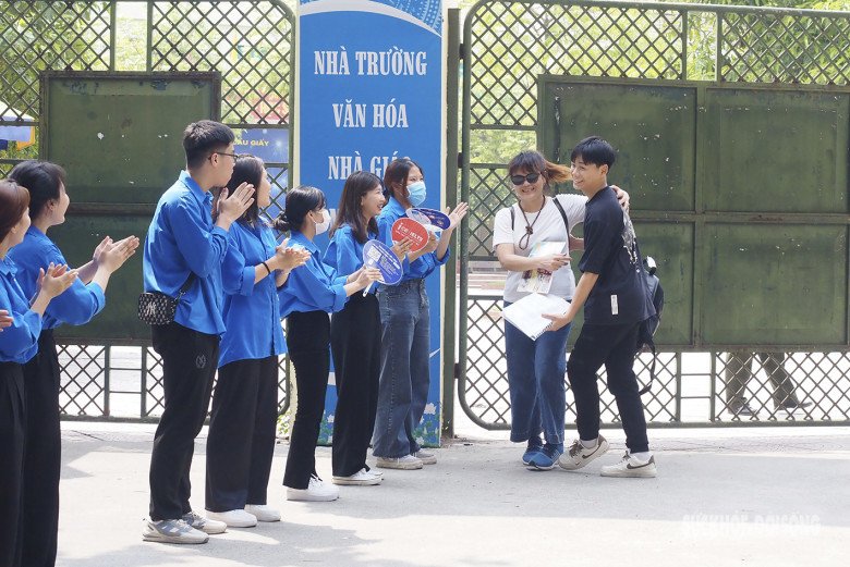 Xúc động câu chuyện của người mẹ vượt hơn 10.000 km về đưa con đi thi vào lớp 10 - 13