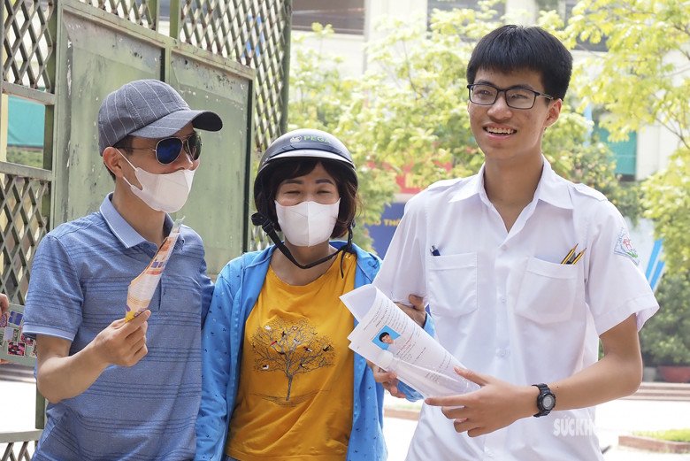 Xúc động câu chuyện của người mẹ vượt hơn 10.000 km về đưa con đi thi vào lớp 10 - 12