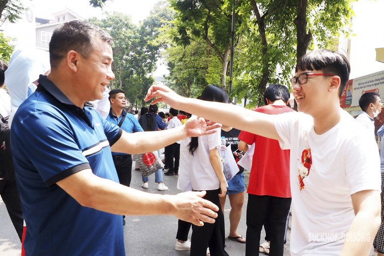 Bố con anh Nghĩa cũng vui mừng vì con trai nói làm được bài