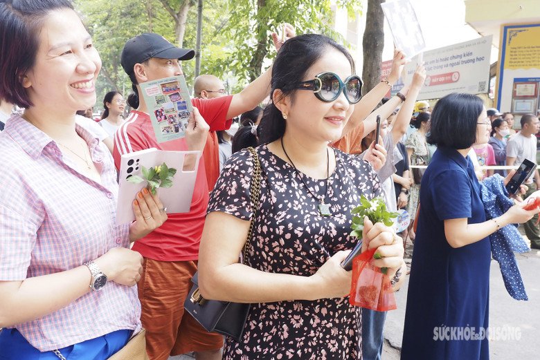 Xúc động câu chuyện của người mẹ vượt hơn 10.000 km về đưa con đi thi vào lớp 10 - 8