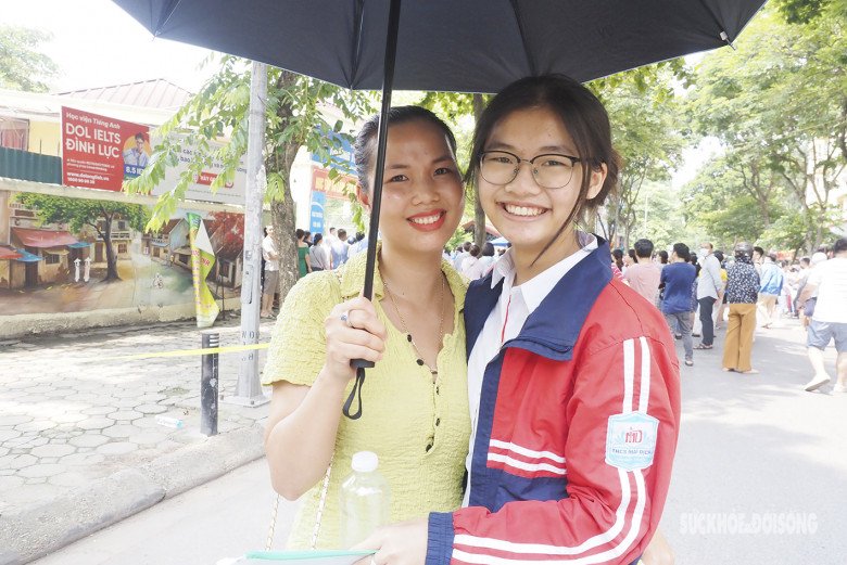 Xúc động câu chuyện của người mẹ vượt hơn 10.000 km về đưa con đi thi vào lớp 10 - 11