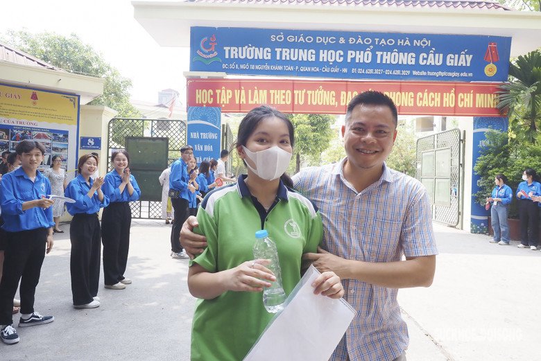 Xúc động câu chuyện của người mẹ vượt hơn 10.000 km về đưa con đi thi vào lớp 10 - 10