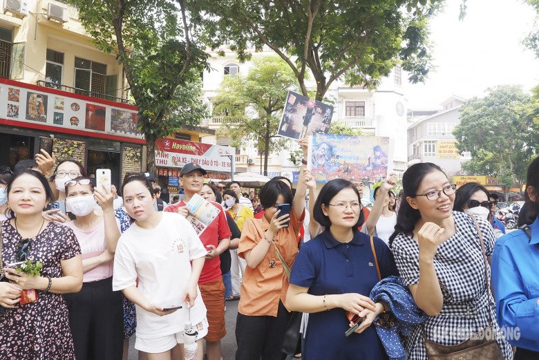 Xúc động câu chuyện của người mẹ vượt hơn 10.000 km về đưa con đi thi vào lớp 10 - 7