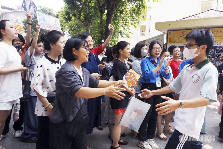 Xúc động câu chuyện của người mẹ vượt hơn 10.000 km về đưa con đi thi vào lớp 10 - 2