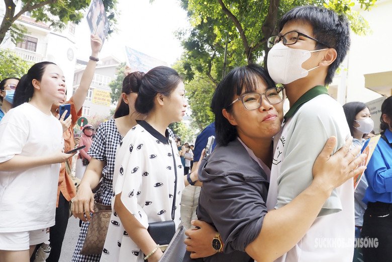 Không giấu nổi niềm vui mẹ con chị ôm con sau khi con trai kết thúc bài thi cuối cùng