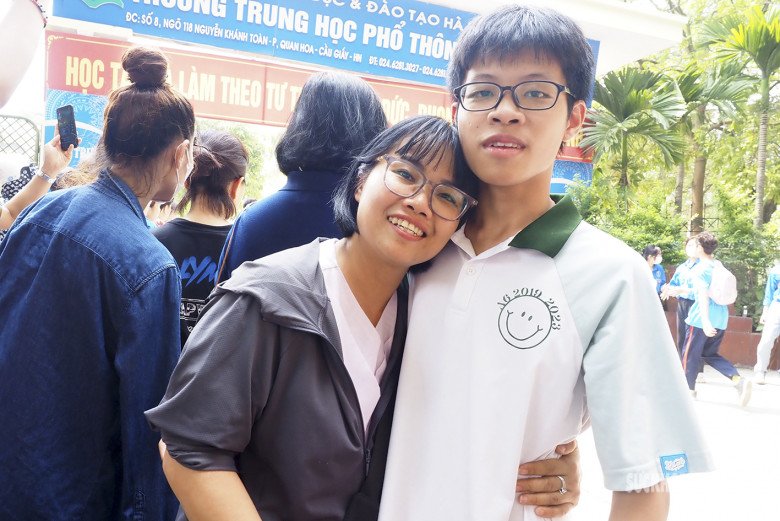 Xúc động câu chuyện của người mẹ vượt hơn 10.000 km về đưa con đi thi vào lớp 10 - 4