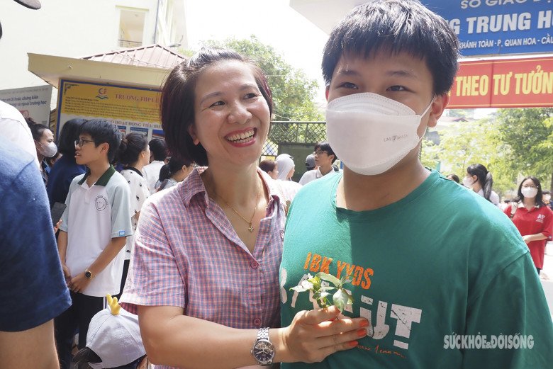 Xúc động câu chuyện của người mẹ vượt hơn 10.000 km về đưa con đi thi vào lớp 10 - 9