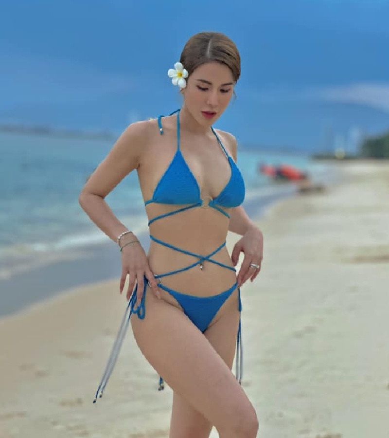 Cũng trong chuyến đi này, Diệp Lâm Anh còn khoe dáng với bộ bikini 2 mảnh bé xíu màu xanh biển. Sở hữu đường cong 'bỏng mắt', nữ nghệ sĩ khoe trọn hình thể 0% mỡ thừa.
